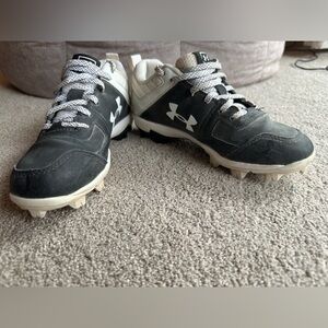 Boys under armour youth baseball cleats, black white, size 2.5